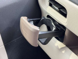 ワンプッシュでサッと開くドリンクホルダー!手の届きやすい位置に配置されており、運転中もスムーズに飲み物を置けます。