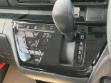 タッチパネル式オートエアコンなのでパネル周辺のお手入れもラクラク。