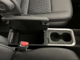 運転席と助手席の間にドリンクホルダー装備しています♪