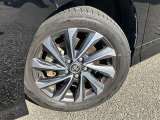 純正アルミホイールです。車種ごとに専用設計されいるのでデザインも外観にマッチしてますね!