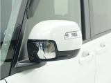 ◆ドアミラーウインカー◆ドアミラーにウインカーを装備しています。対向車に自身の進行方向を合図し安全に運転できます。