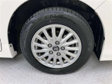 純正のアルミホイール装着。タイヤサイズは195/65R15です。