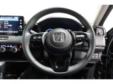運転中もハンドルでの操作が可能です。特に高速道路等の目が離せない運転時には、便利さだけでなく、安全性も兼ね備えております。
