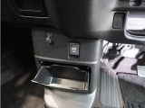 ◆センターロアボックス◆インパネ中央の下部には、ごみ箱としても使用する事ができるセンターロアボックスを装備しております。