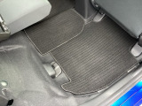 後席の座面をはねあげると、後席のあったスペースがそのまま高さのある荷室空間に!背の高い荷物も横にせずそのまま積み込めます。もちろん左右片方だけのアレンジも可能です。