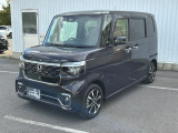 車幅いっぱいに伸びたフロントアクセサリLEDがボディーのワイド感を強調