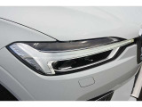 ひときわ印象的なT字型のLEDヘッドライトは、新世代のボルボを象徴するユニークなアイコンとなっています。LEDデイタイム・ランニング・ライトやポジションライト、ウインカーの役割も果たします。