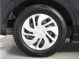 ◆純正ホイール装着車◆シンプルなデザインのホイールキャップ付きです。