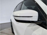 ドアミラーにはLEDウインカーが埋め込まれており、対向車からの視認性を高めております。