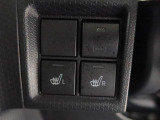 シートの座面と背面を温める運転席/助手席シートヒーターを装備。体を冷やしたくない方にうれしい装備を揃え、冬の寒い日や寒冷地でのドライブを快適にします。