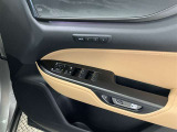 運転席側のフロントドアに全ドアのパワーウィンドウ開閉スイッチとウィンドウロックスイッチとドアロックスイッチと電動格納式ドアミラーの操作スイッチが有るので手元でミラー調整ができるので便利です。