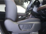 パワーシート搭載。微妙な調整が手軽に出来、最適なポジションで運転することが可能です。