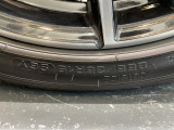 純正19インチアルミホイール。リアは255/35R19