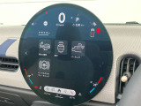 MINIのインテリアで最大のアイコンとなっているのがダッシュボードの中央に置かれた大型のセンターメーターです。現在のMINIは、センターメーターをセンターディスプレイへと形を変えて受け継がれています。