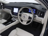 インストルメントパネルは僅かに運転席側へと傾けられているほか、余計なスイッチ類を可能な限り排し、運転に集中しやすい環境を造り出しています。