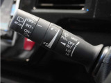 【バリアブル間欠ワイパースイッチ】車速に応じてワイパーの間隔を自動的に調整する機能。雨の量や車速に応じてワイパーの間隔を最適化し、視界を確保することができます。