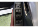全ての窓が運転席から操作できます。今やほぼ当たり前ですが、無いと不便なアイテムですね。ドアの施錠・解錠と連動してドアミラーが格納・復帰するオート電動格納機能も装備しています。