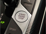 【スタートボタン】リモコンキーを持っているだけで起動可能なスタートボタン。オートスタート/ストップ機能も装備しており燃料消費量の軽減に貢献します。