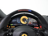 ステアリングホイールのLEDは最適なシフトタイミングをドライバーに知らせてくれます。