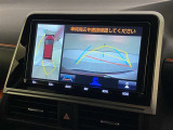 後退時に全方位カメラが作動し、周囲の状況が確認できます。