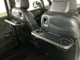 運転席と助手席のシートの裏に収納式のテーブルが装備されています。休憩時のちょっとした小物置きに使えてとっても便利ですね♪