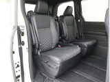 リアシートも厚く、長時間の移動もらくらくです!車種によってはラゲージスペースやトランクへのアクセスも可能!乗り心地・使い勝手共に充実です!!