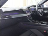 内装はシンプルに使い勝手を考え作られています。お車を運転する感覚をダイレクトに体感して頂けます。室内も広くロングドライブにも快適にお過ごしいただけます。