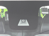 【三菱e-Assist】走行中に前方の車両等を認識し、衝突しそうな時は警報とブレーキで衝突回避と被害軽減をアシスト。より安全にドライブをお楽しみいただけます。