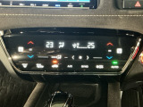 【左右独立オートエアコン】左右席で独立温度コントロールが可能です。運転席はキンキンに冷やして助手席はマイルドにと言った設定が可能です☆暑さ寒さでケンカすることもなくなりますね♪