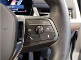 【ハンドル】ドライバーとBMW車の一体感がダイレクトに伝わるステアリングホイール。形状・太さへの拘りに加えて、操作性を高める為にスイッチ類も配置。クイックかつ安定のドライビングを体感下さい!
