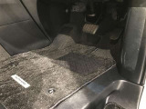 内装工程では、中古車を気持ちよくお乗りいただけるよう清掃しております。