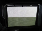 ◆スクリーンサンシェード◆リアドアに装備されています。日差しを和らげ、プライバシーの保護にも役立ちます。後部座席にお子様を乗車させるときも、ゆっくりお昼寝できます♪
