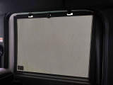後席にお乗りの方が眩しくないように日差しを軽減する格納式リヤドアサンシェードが付いてます