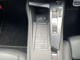 運転中の視線移動を抑えるレイアウトの「iCockpit」。
