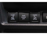 両側電動スライドドアはドアの直接操作以外にも運転席からのスイッチ操作やリモコン操作でも開閉が可能!狭い駐車場などでもドアの開閉が楽々・安心ですね!