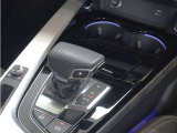 ●新しいデザインのシフトレバー。運転中手を置くことができます。パーキングは別体式でボタンで操作することにより入れ間違えを防止します。