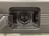 急速充電は車内のボタンを操作して開け、あとは充電コネクターを差すだけで充電開始します。