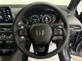 本革巻のステアリングホイールは手触りがよく、見た目もスタイリッシュにして、運転する楽しさを更に大きくします。