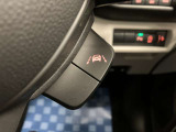【車線逸脱抑制機能】車線の逸脱の可能性が高いとシステムが判断した場合に、ドライバーに車線逸脱防止方向へのステアリング操作を促し、車両を内側に戻すよう支援します。