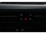 エアコンは、運転席と助手席、そして後部座席でそれぞれお好みの温度に設定できる3ゾーンフルオートエアコンです。これからの季節はあるとうれしい機能ですね。