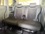 2列目にご乗車の方もゆったり足が組める驚きの広さです。