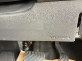 SRSニーエアバックシステム<運転席>はドライバーの脚部を受け止め、下肢の障害を軽減するとともに姿勢を維持することで、保護効果を高めます。