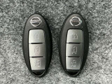 【インテリジェントキー】カバンやポケットに入れたままでもドアの施錠・開錠が可能なスマートキーを装備。スタートボタンのオン・オフ時もカギを取り出す必要がないからとっても便利です♪
