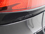 パワーバックドアの開閉スイッチを車両側面両側に配置。車両の横に立って操作出来るので、後ずさりすることなくドア開度を確認しながら任意の位置で停止させることができます。