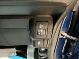 後席に人が乗った場合や、荷物を積んだ際に、適正な光軸にするために使用します。