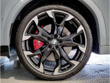 【BMWアロイホイル】軽量かつ強度に拘ったアロイホイル。走行性能ポテンシャルを引き出す設計。車の足元を引き締めてくれる大きなポイントはアロイホイルです。