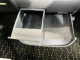 引き出し式のトレイとカップホルダーが付いているので便利です♪