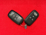 電子カードキーを携帯していれば、リクエストスイッチを押すだけでドアの施錠と解除が行えます。しかも盗難防止に役立つイモビライザー機能付きです。