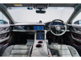 運転席からの眺めです。視界の良さが特徴です。