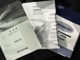 メンテナンスノート、取扱説明書ですね。 車の情報が凝縮されています。 車の整備記録が記載されている大事な物ですよ。